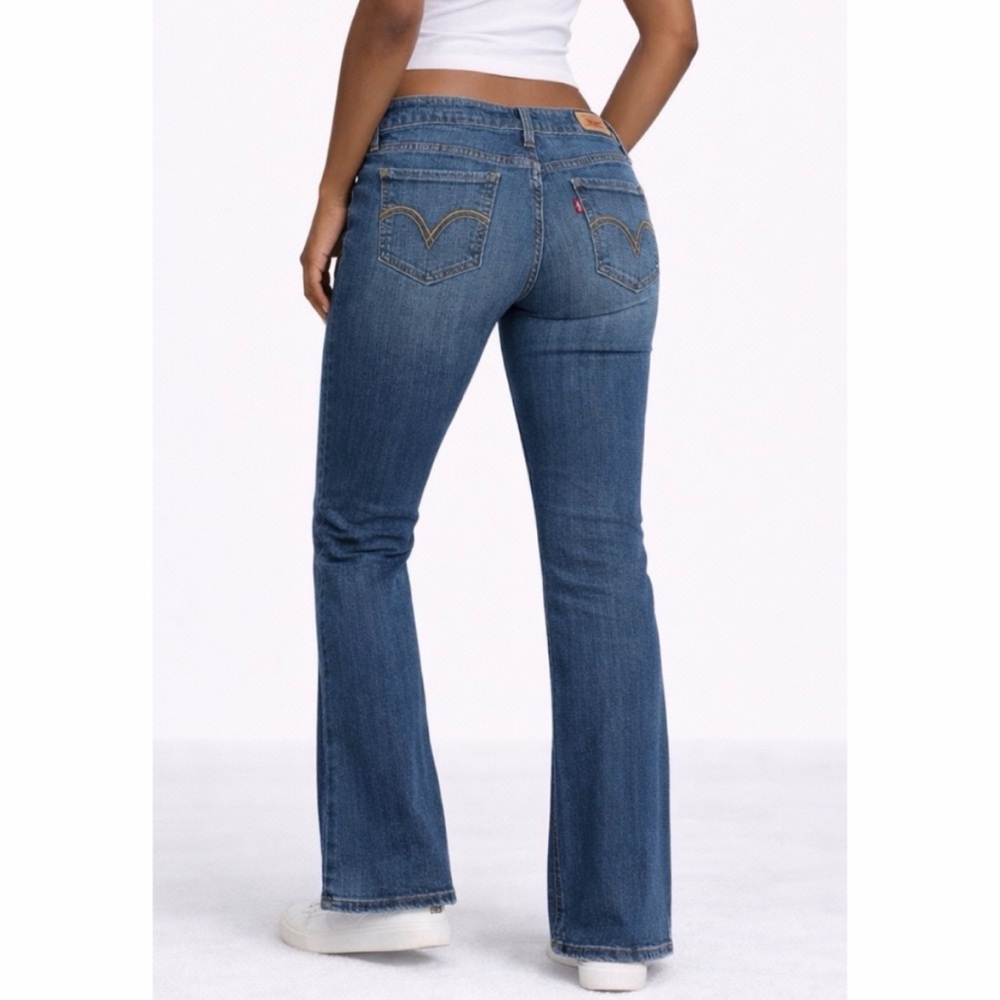 (VTG) LEVI’S • 90s/Y2K Medium Wash Low Rise 518 Bootcut Jeans, 7